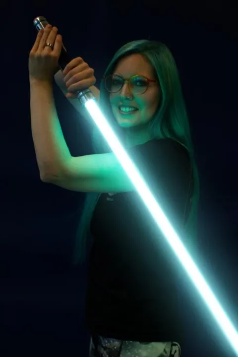 Portrait von Hanna mit einem Lichtschwert in der Hand.