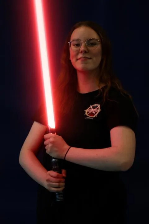 Portrait von Loreen mit einem Lichtschwert in der Hand.