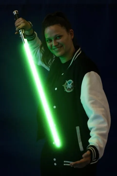 Portrait von Nelda mit einem Lichtschwert in der Hand.