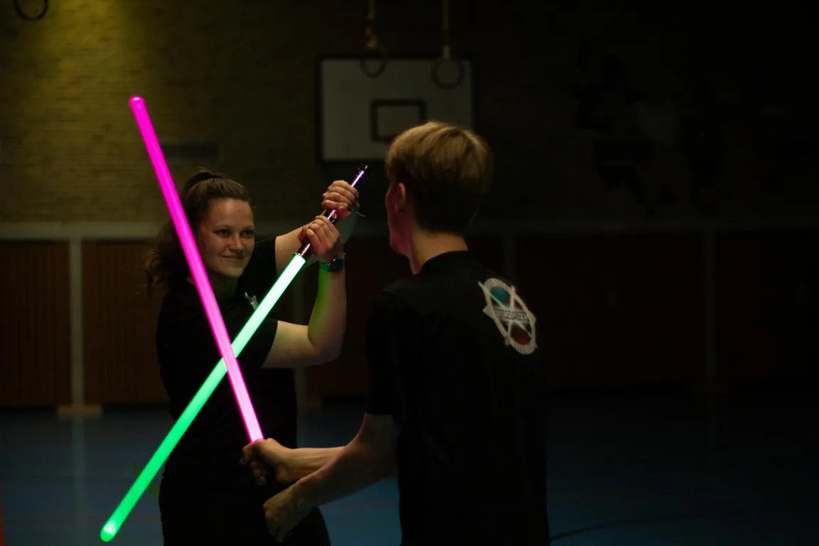 Zwei Mitglieder der Forcesabers kreuzen die Lichtschwerter beim Training.