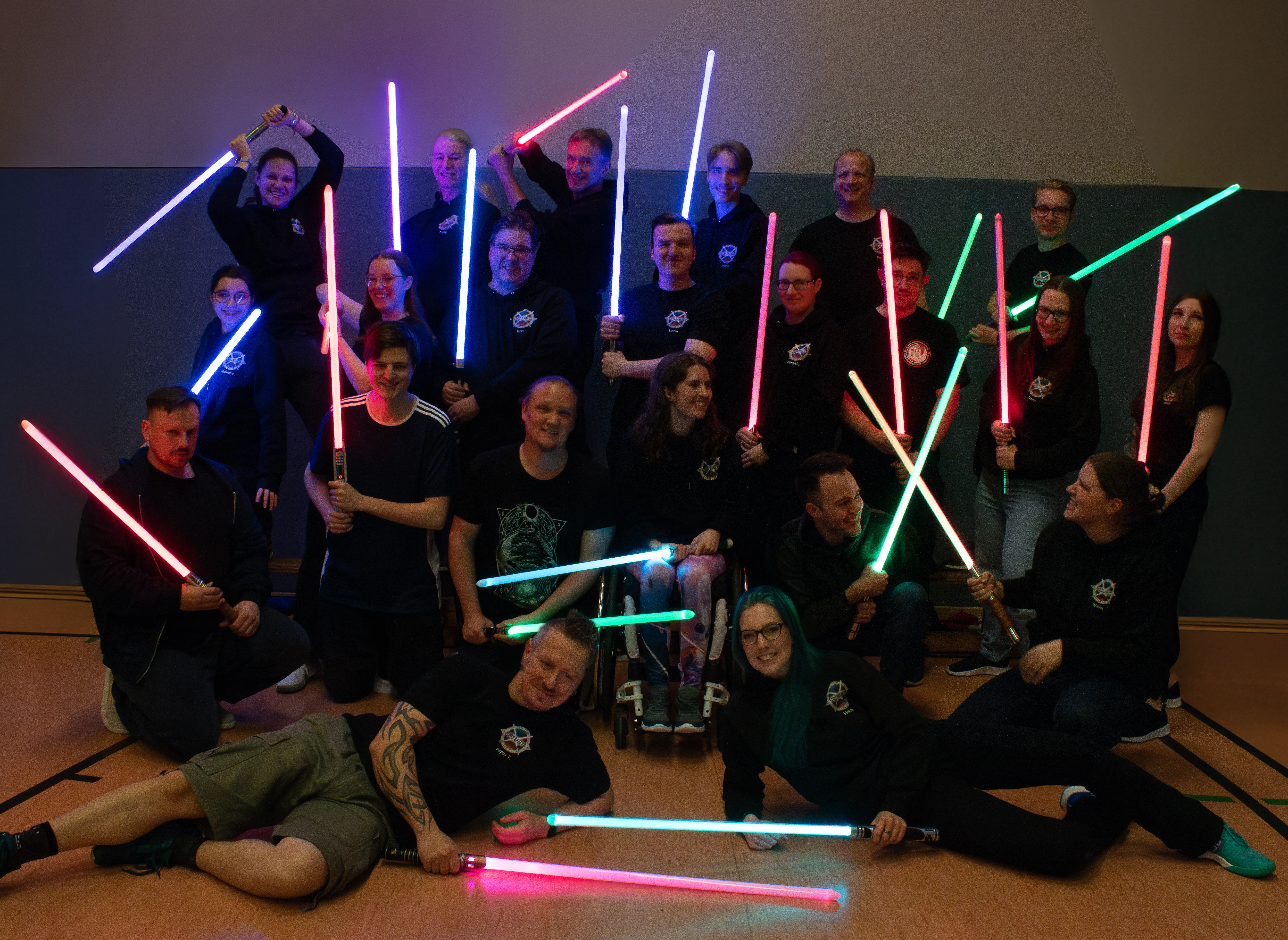 Die Mitglieder der Forcesabers stehen als Gruppe zusammen und haben Lichtschwerter in den Händen.